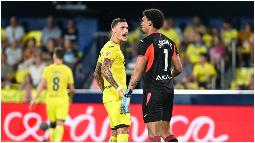 Luiz Junior, tras parar el penalti a Salomón Rondón. (EFE)