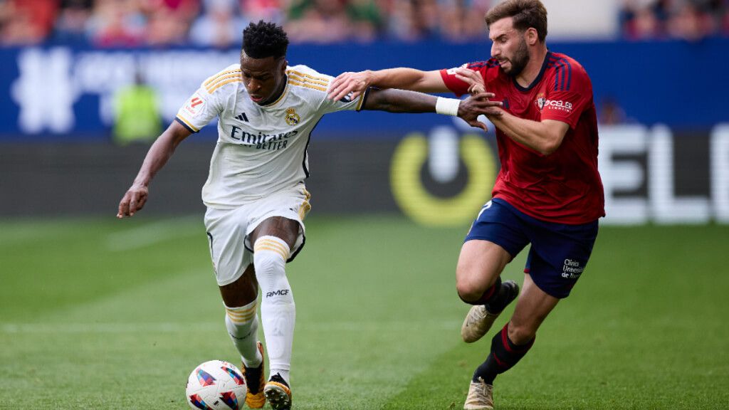 Vinicius disputando un balón con Moncayola en el Osasuna - Real Madrid