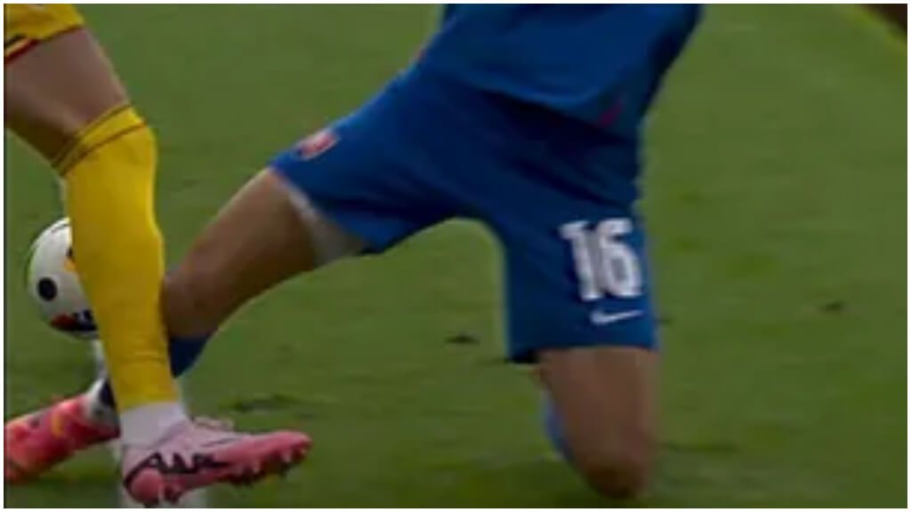  Contacto que sirvió al VAR para señalar penalti en el Eslovaquia-Rumanía de la Eurocopa 2024 (captura RTVE).