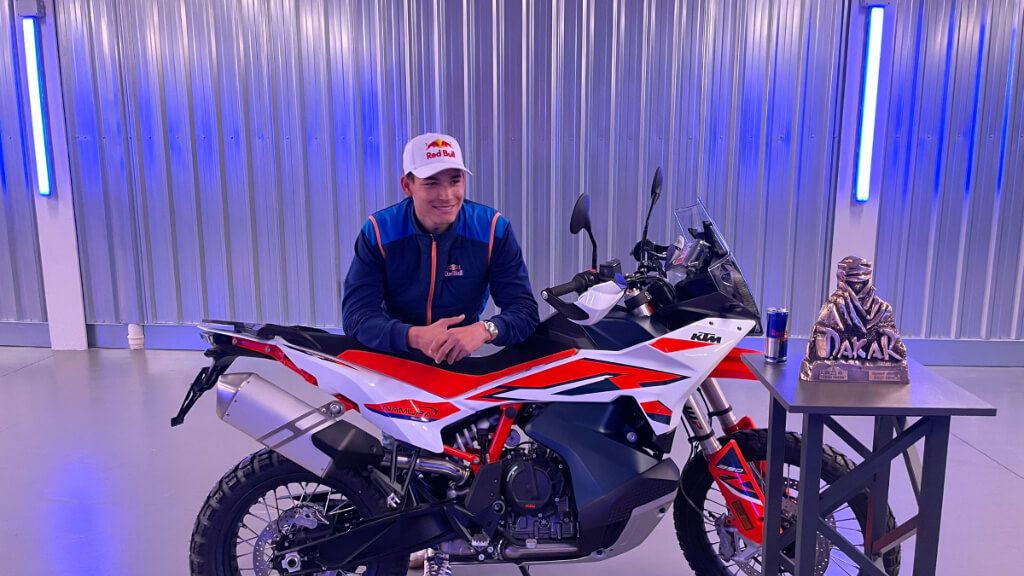 Edgar Canet posa junto a su moto y el trofeo de campeón