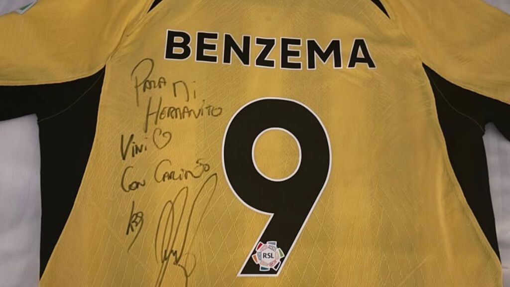 La camsiseta de Benzema para Vinicius