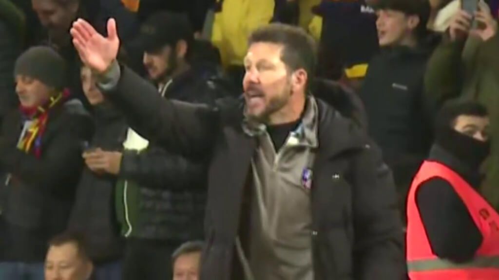 Simeone y sus protestas al árbitro (ElDesmarque)
