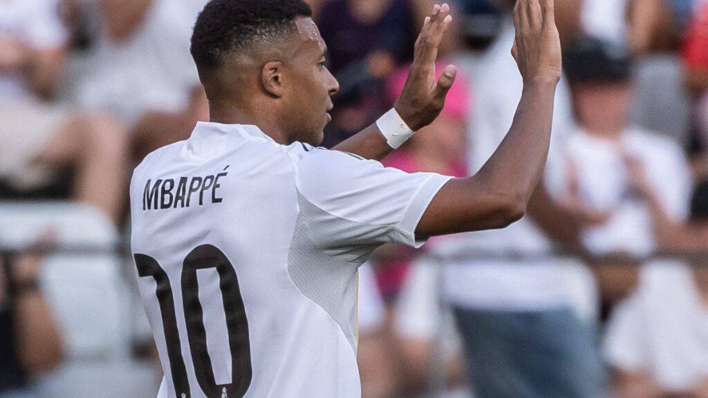  Kylian Mbappé en su debut con el '10'