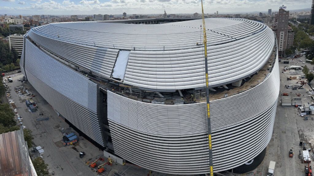  El Real Madrid y el renovado estadio Santiago Bernabéu, que anda en pruebas.