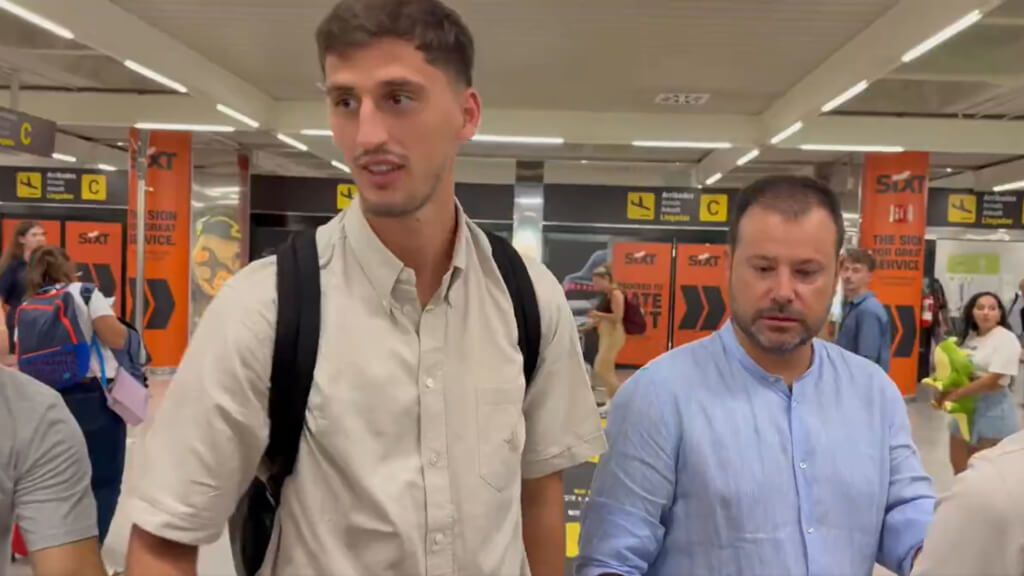 Marash Kumbulla, en el aeropuerto de Palma (Foto: @JUANMISB97).