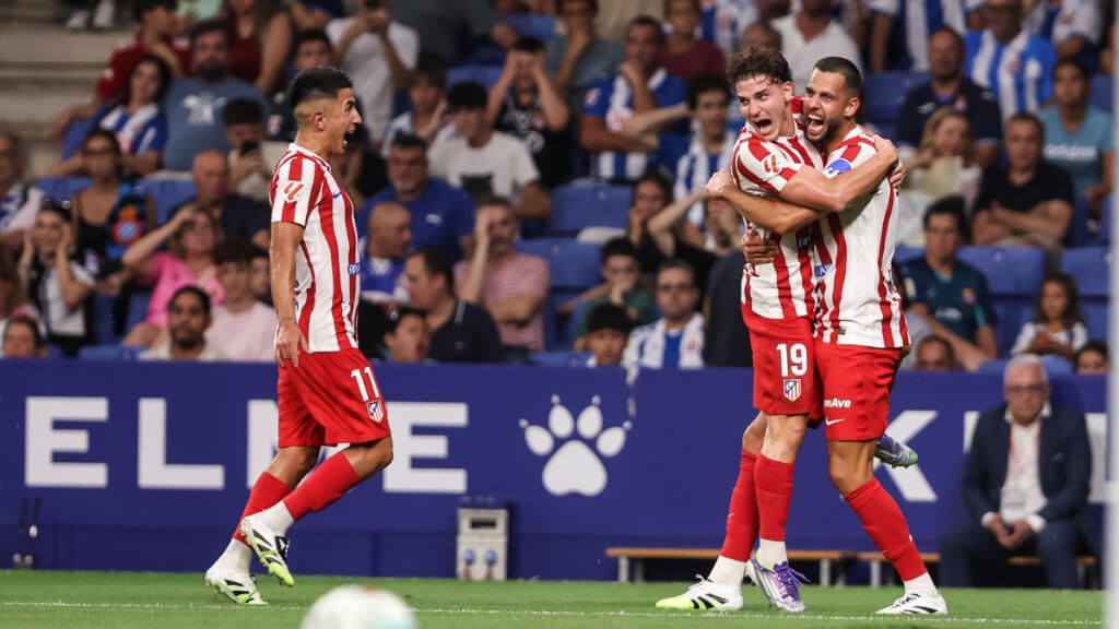 Thiago Almada, Hancko y Julián Álvarez celebrando un gol (Europa Press)