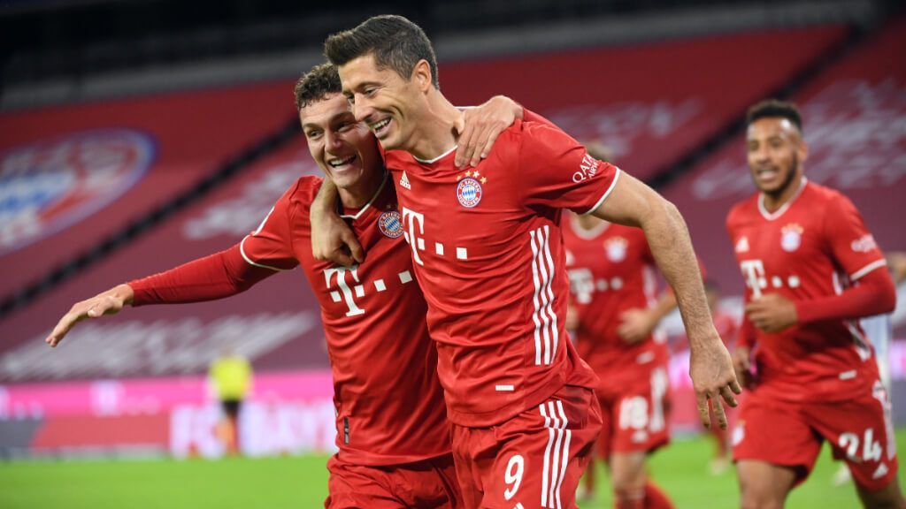  Benjamin Pavard celebrando un gol con Lewandowski en el Bayern de Múnich (Europa Press)