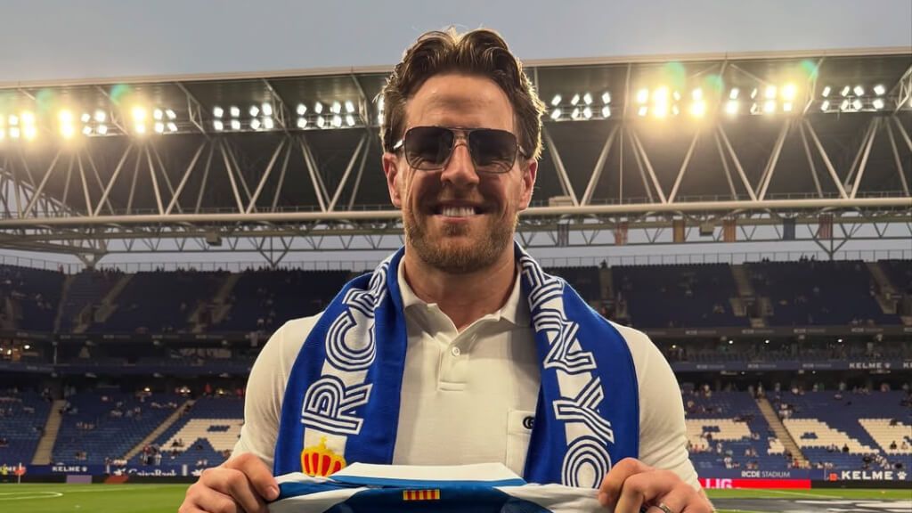  JJ Watt con la camiseta del Espanyol (@rcdespanyol)