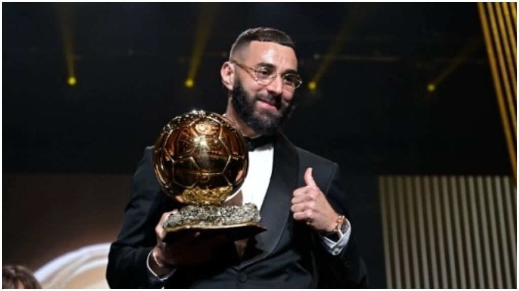  Karim Benzema con su Balón de Oro.