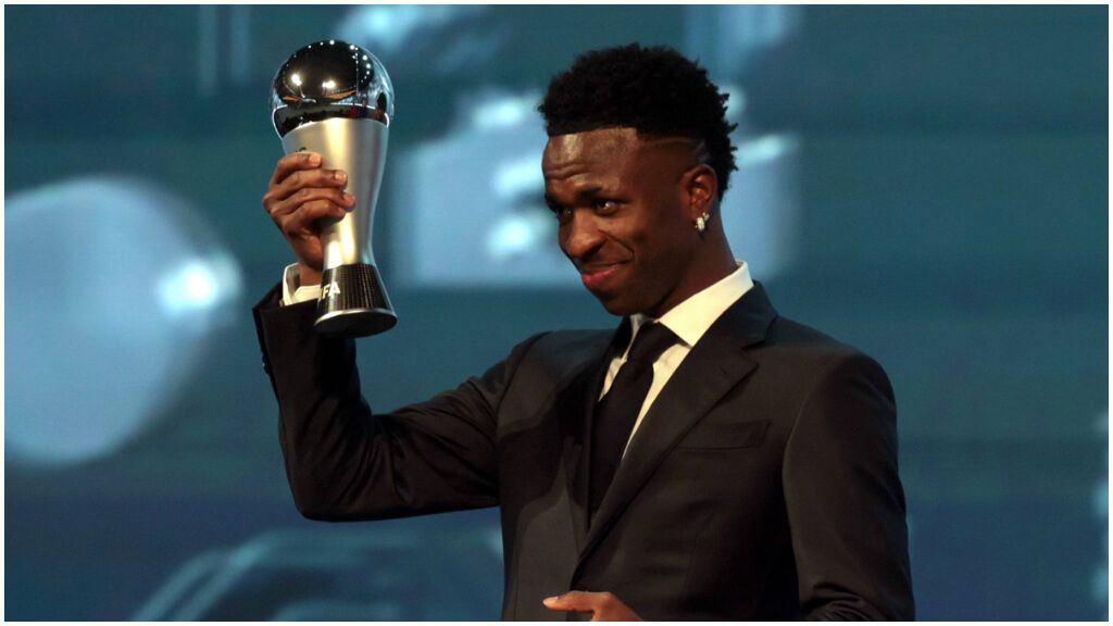  Vinicius con el premio The Best 2024. (Fuente: Cordon Press)