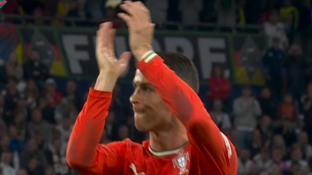  Cristiano Ronaldo aplaude al público antes de ser sustituido (captura: RTVE).