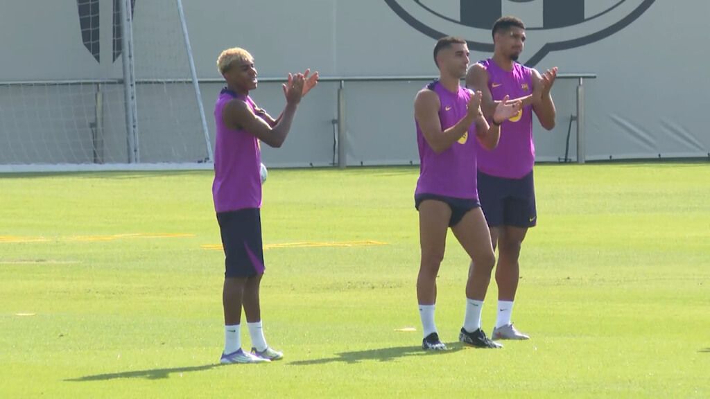  Lamine, Ferran y Araújo, aplaudiendo a Fermín por llegar tarde