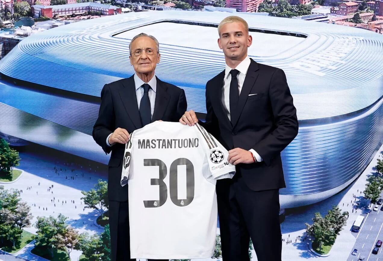  Franco Mastantuono posa con Florentino Pérez y su dorsal 30.