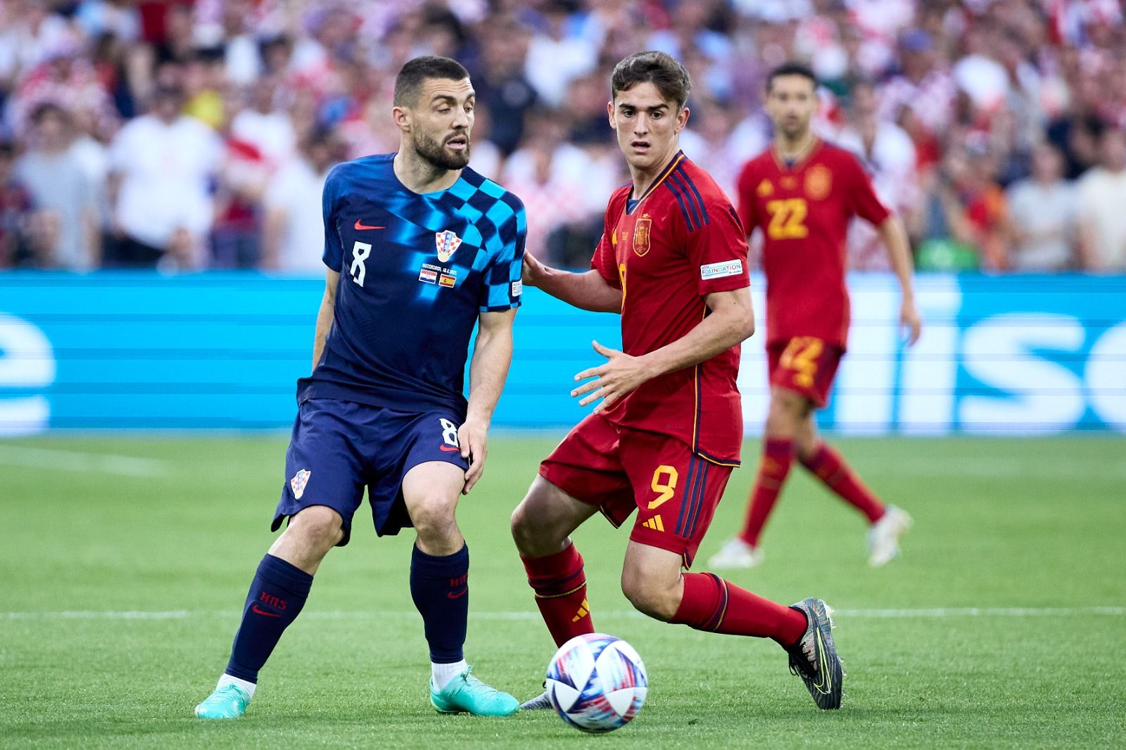  Gavi, con Jesús Navas de fondo, en el España-Croacia.