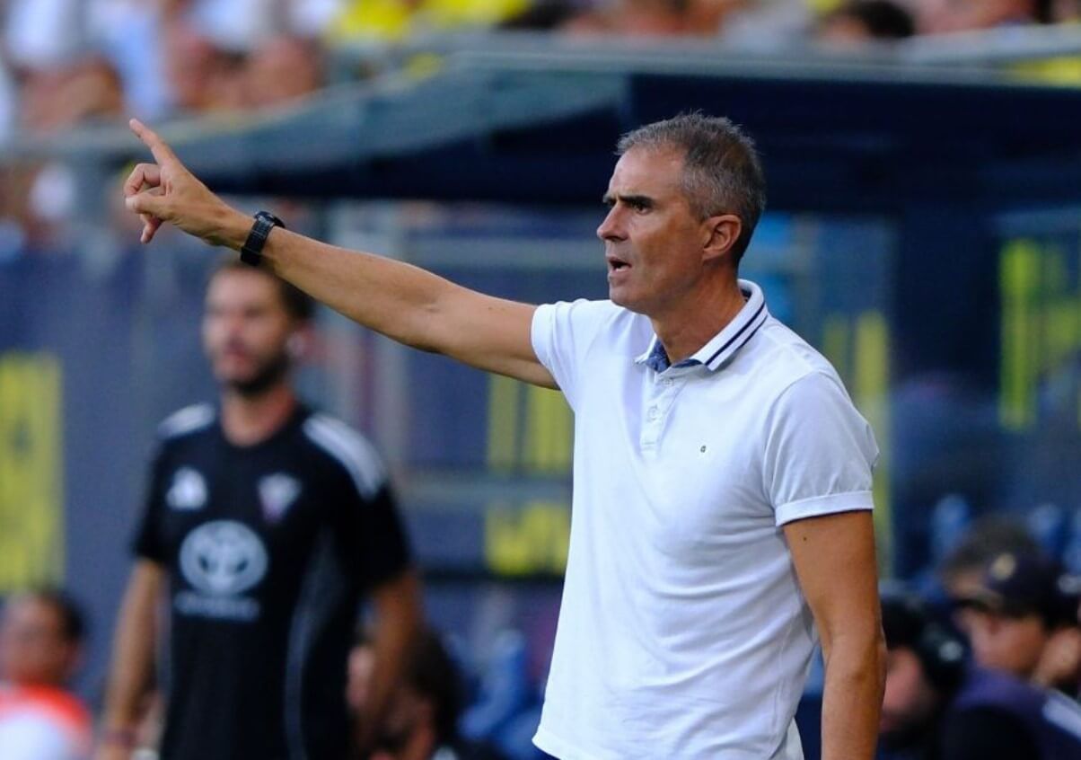  Gaizka Garitano da instrucciones durante el Cádiz-Mirandés.