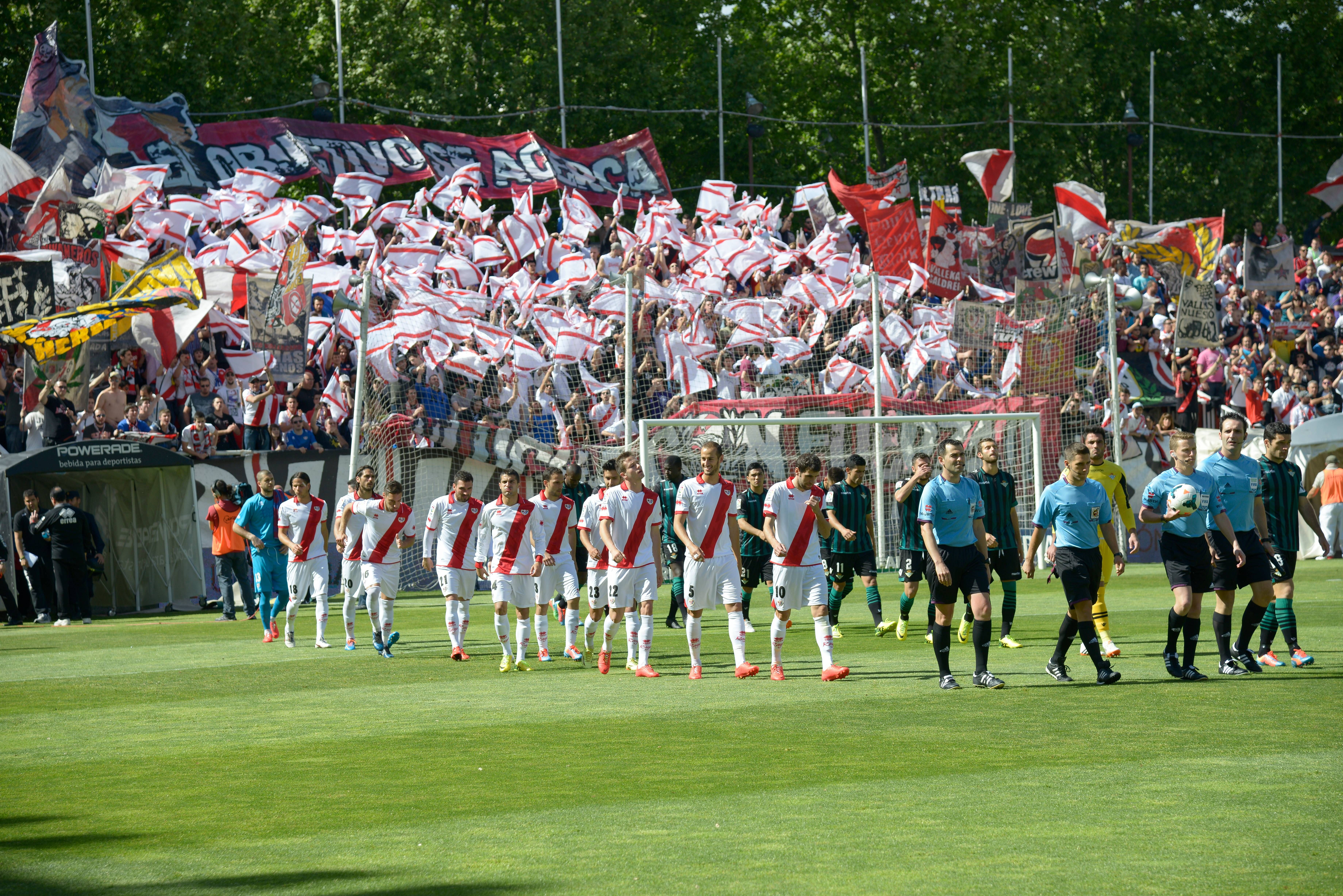  La grada de Bukaneros, en un Rayo-Betis.
