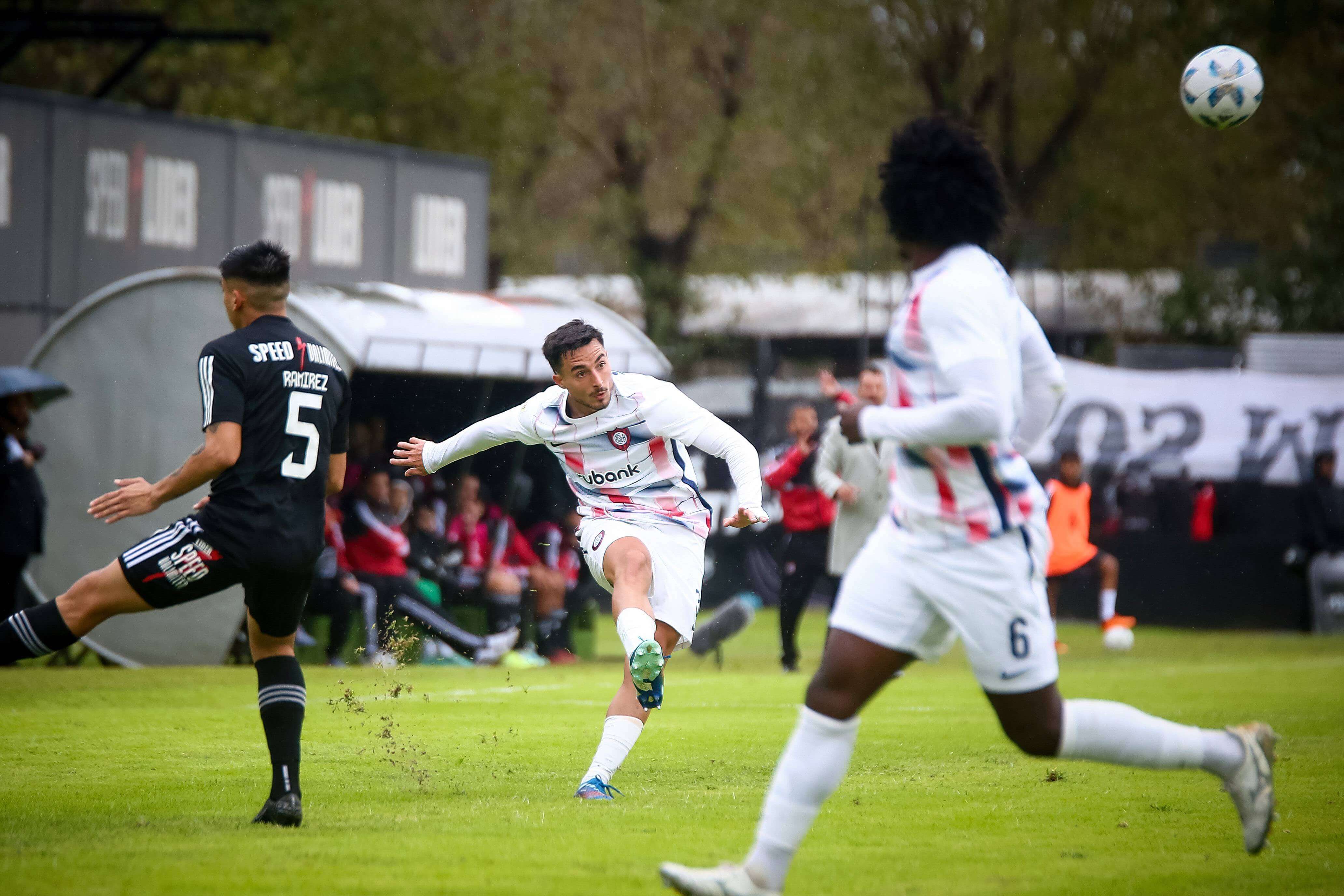  Gonzalo Luján centra un balón en un partido de San Lorenzo.
