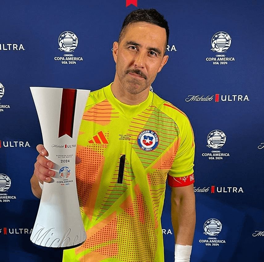  Claudio Bravo con el MVP del partido ante Argentina (Fuente: Copa América)