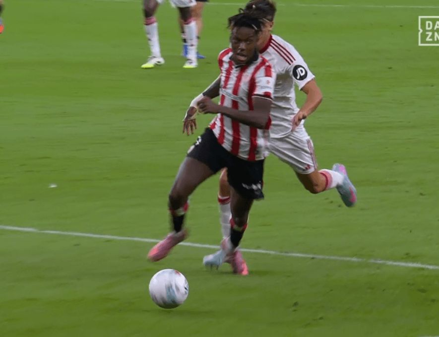 La acción del penalti entre Juanlu y Nico Williams.