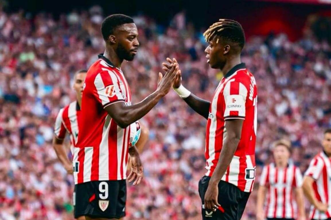 Iñaki cede el penalti a Nico Williams en el partido de LALIGA ante el Sevilla en San Mamés.