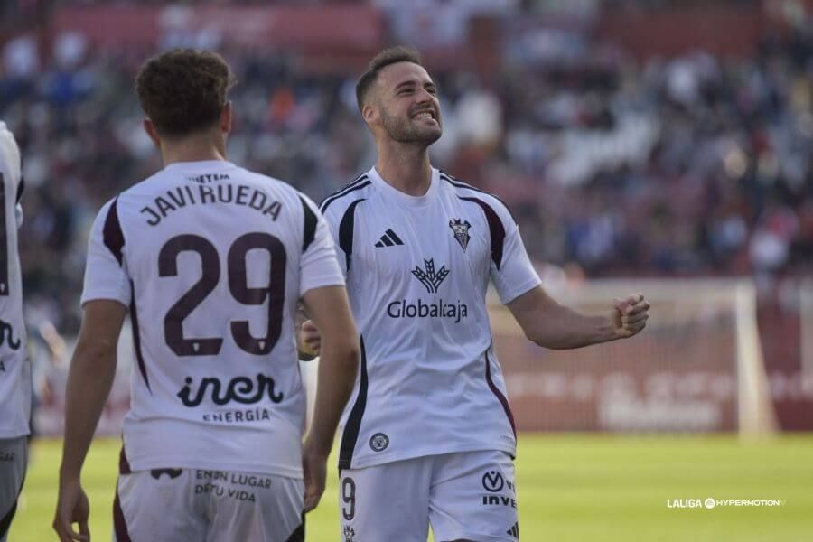 Higinio Marín celebra su gol en el Albacete-Tenerife.
