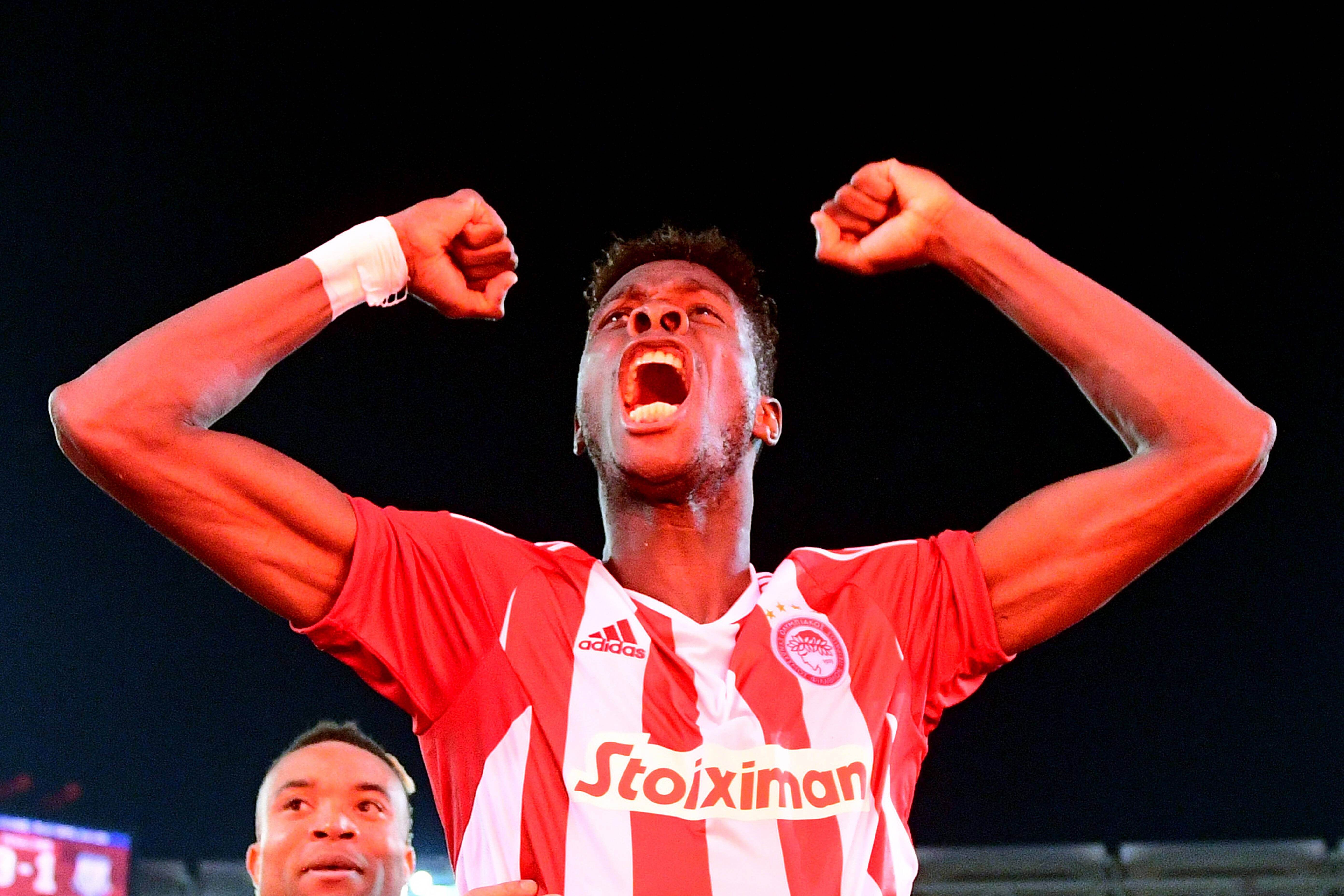 Pape Abou Cissé en una celebración. (Foto: Cordon Press)