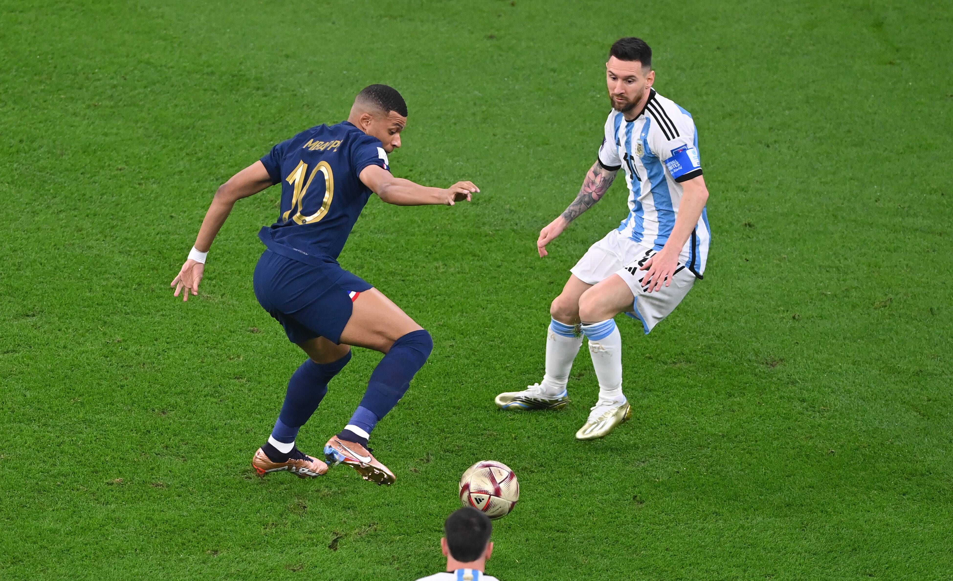 Mbappé, ante Messi en la final del Mundial.