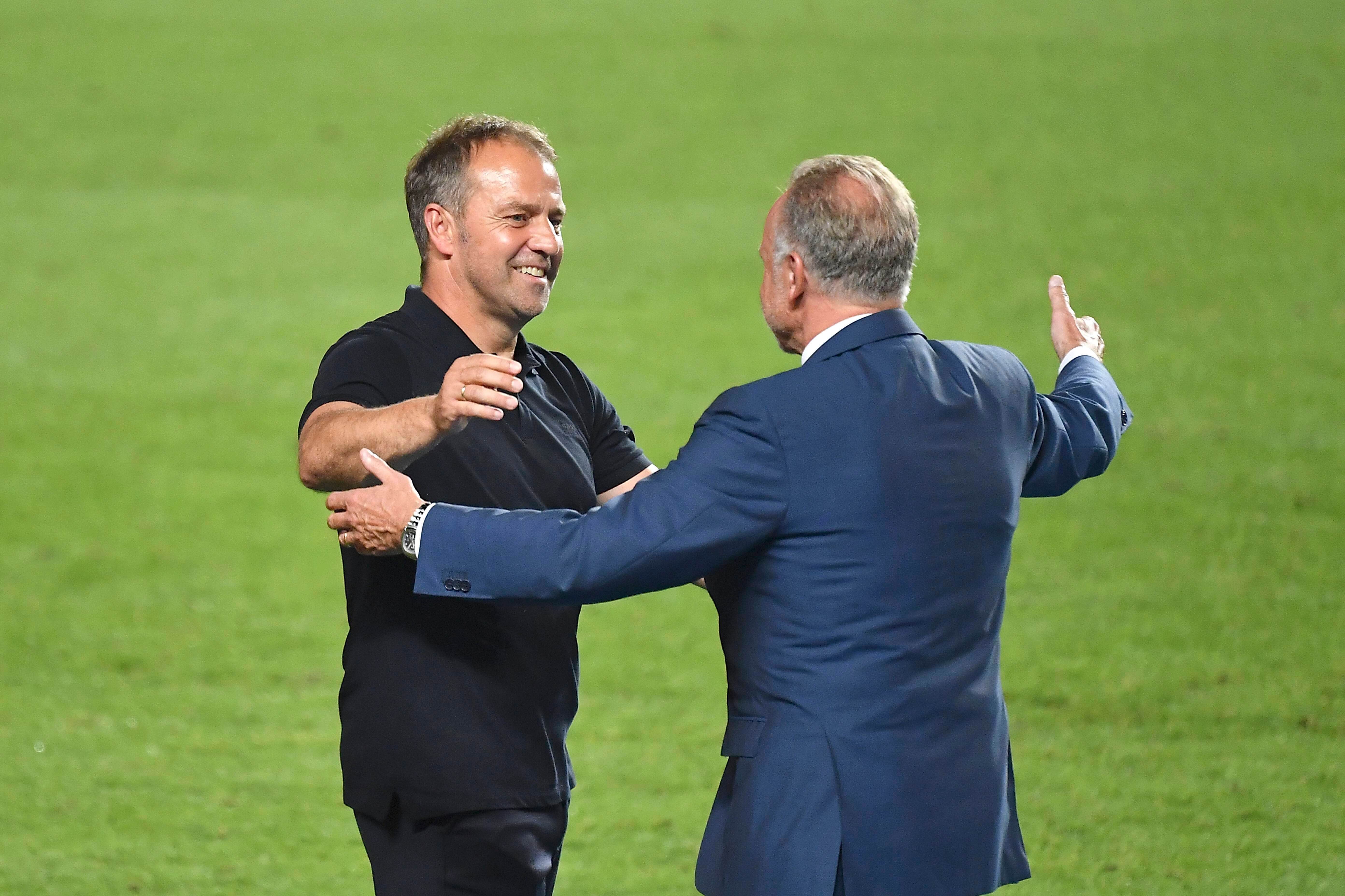  Hansi Flick abrazando a Rummenigge (Cordon Press)