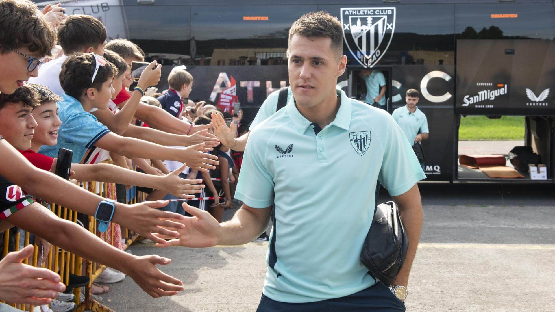 Urko Izeta saluda a los aficionados rojiblancos.