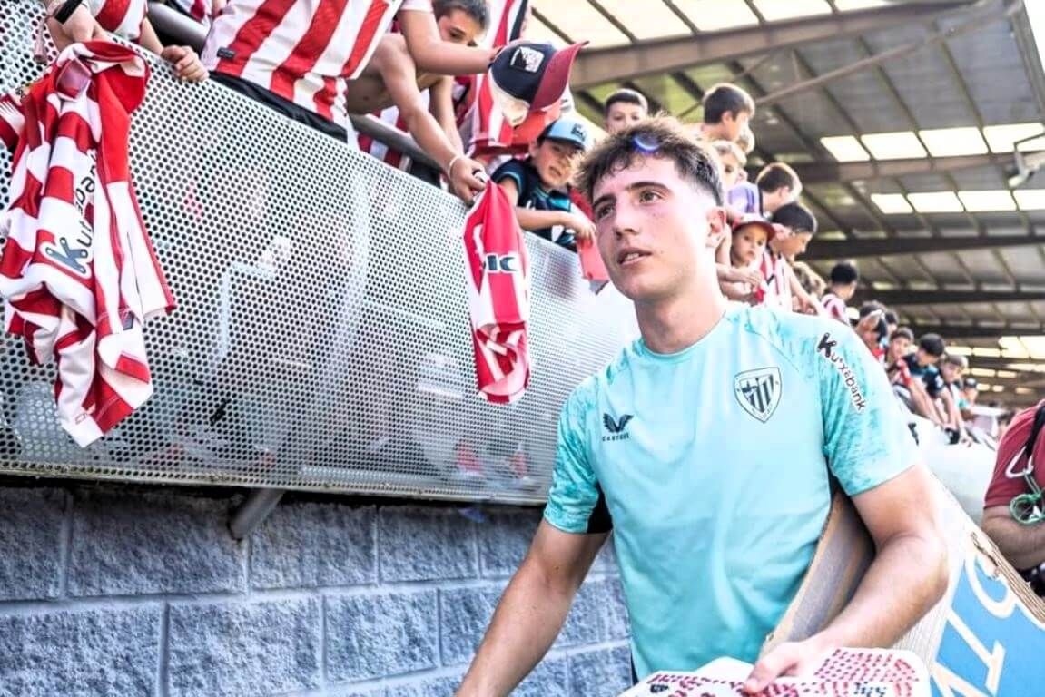 Mikel Jauregizar firmando autógrafos en un entrenamiento con los aficionados en Lezama.