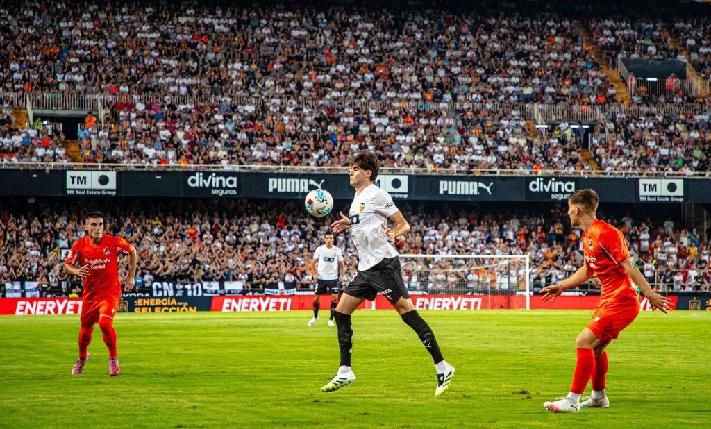  Javi Guerra ante la Real Sociedad