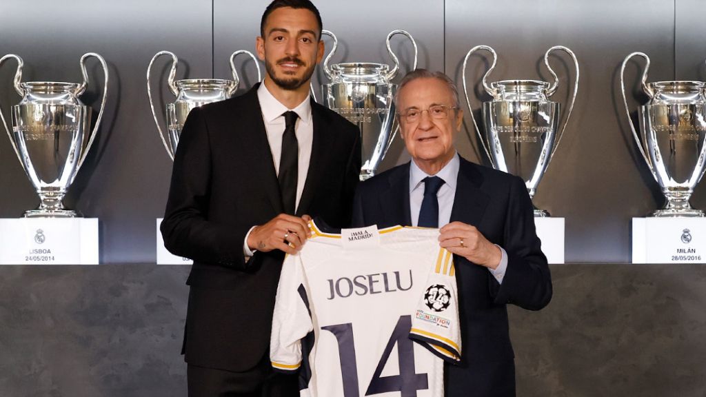  Joselu posa con Florentino el día de su presentación