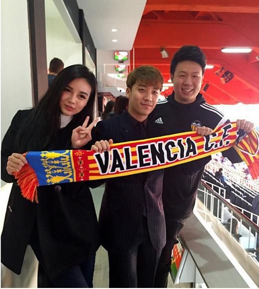  Kim Lim, un amigo y Kiat Lim en su antigua suite de Mestalla