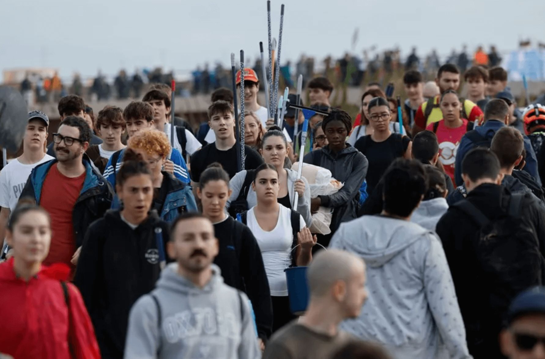 La DANA arrasa Valencia, los voluntarios responden y Rafa Benítez lo aplaude