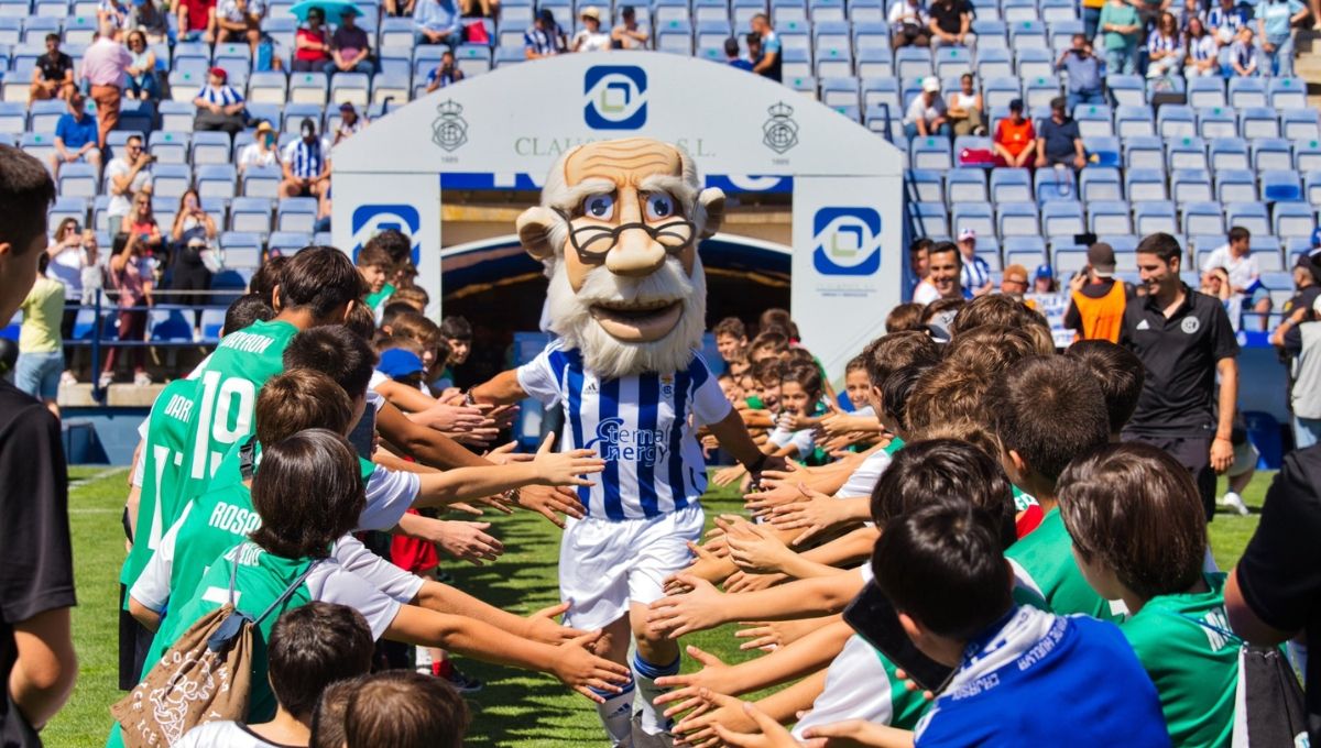  La mascota del Recreativo de Huelva, en un partido