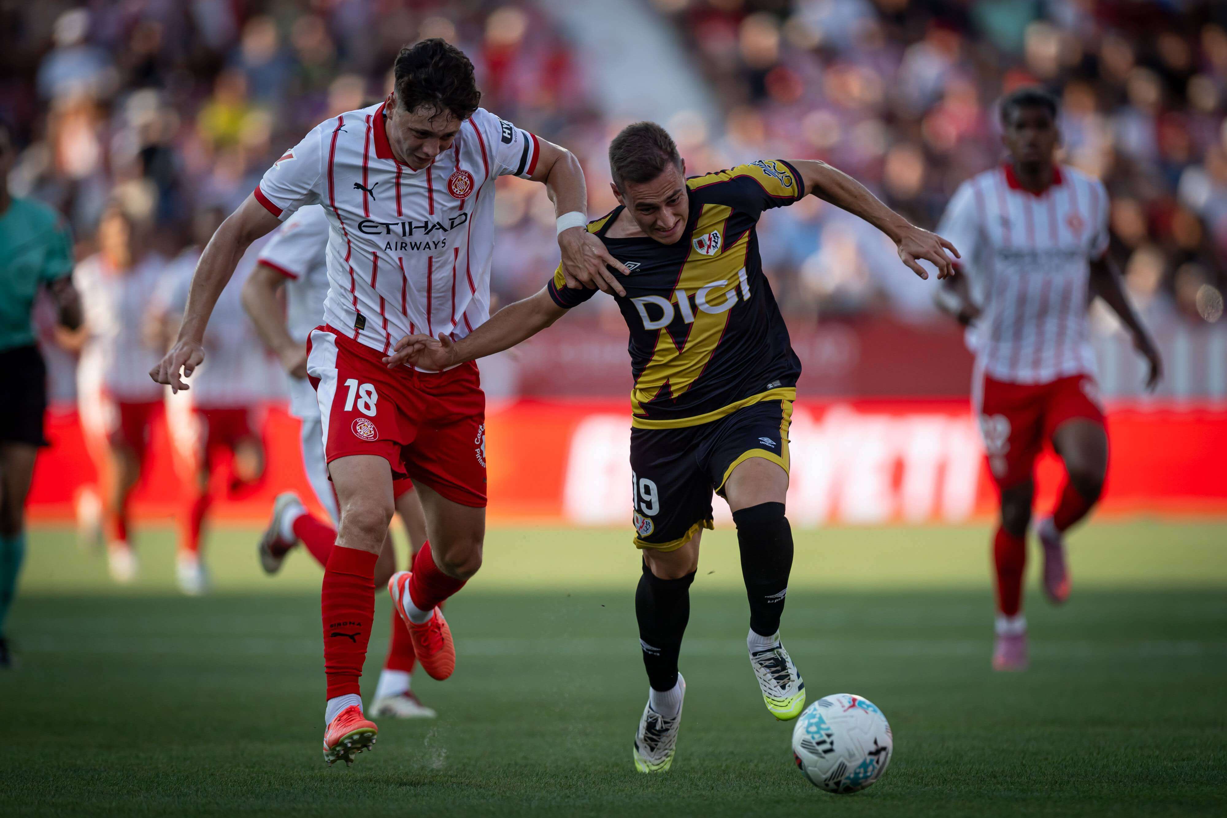 Jorge de Frutos pelea con Ladislav Krejci en el Girona-Rayo.