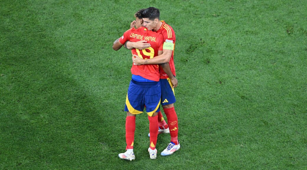  Álvaro Morata abraza a Lamine Yamal en la Eurocopa 2024 (Cordon Press)