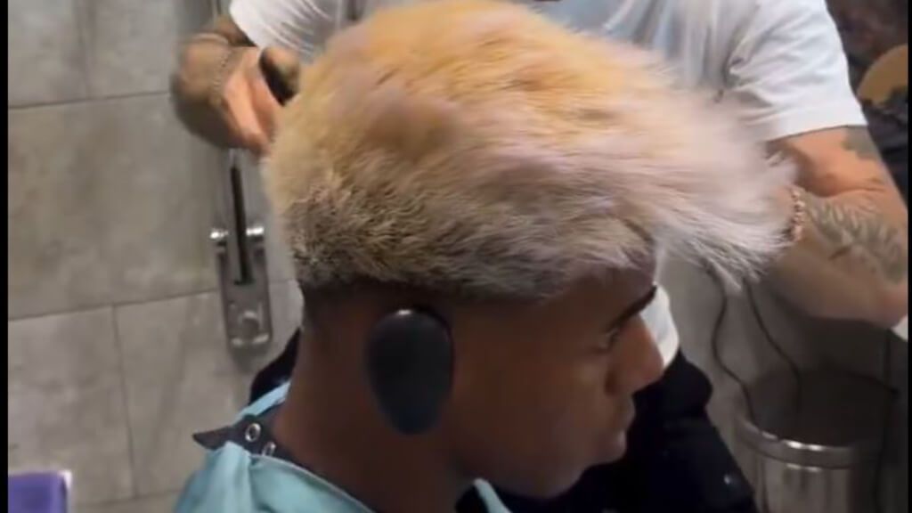  Lamine Yamal cambiándose el 'look' (Fuente: X)