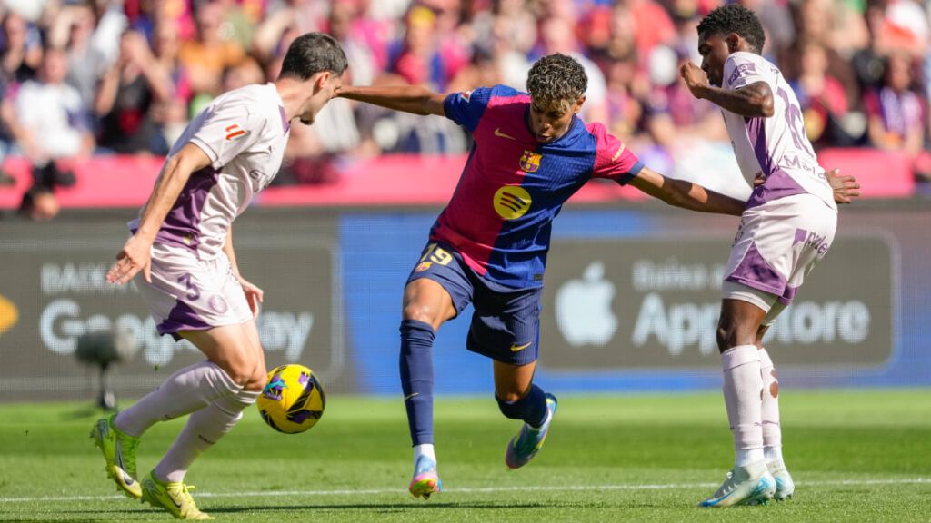 Lamine Yamal peleando un balón en el FC Barcelona - Girona (EFE)