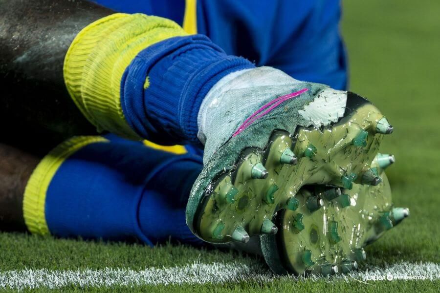  Las botas de un jugador del Cádiz, teñidas de verde.