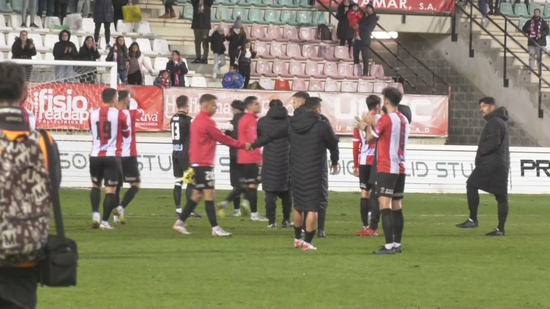  Los jugadores del Zamora, aplaudiendo a la afición tras el partido frente al Villarreal.