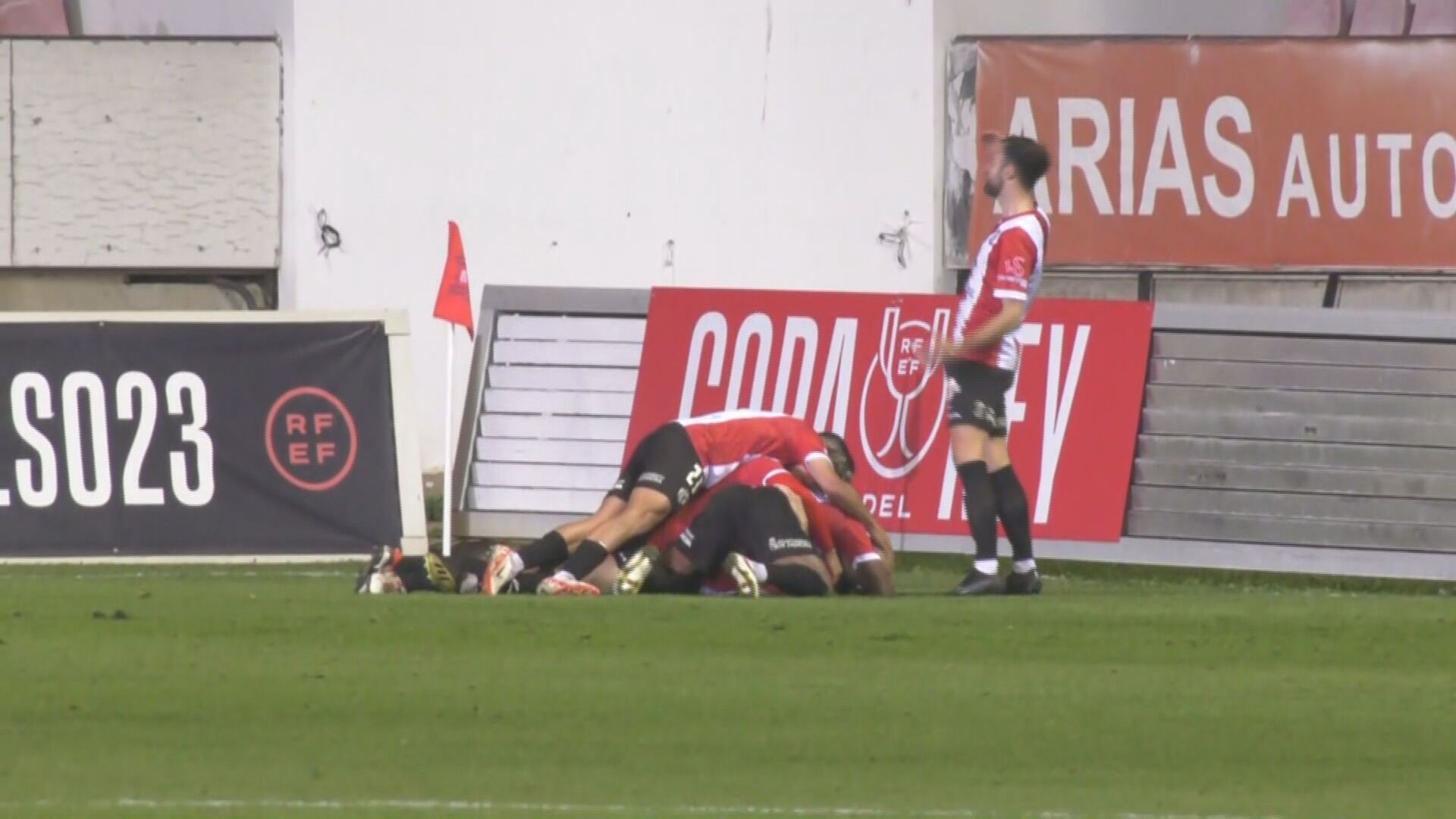 Los jugadores del Zamora celebrando el gol de Asier Etxaburu.