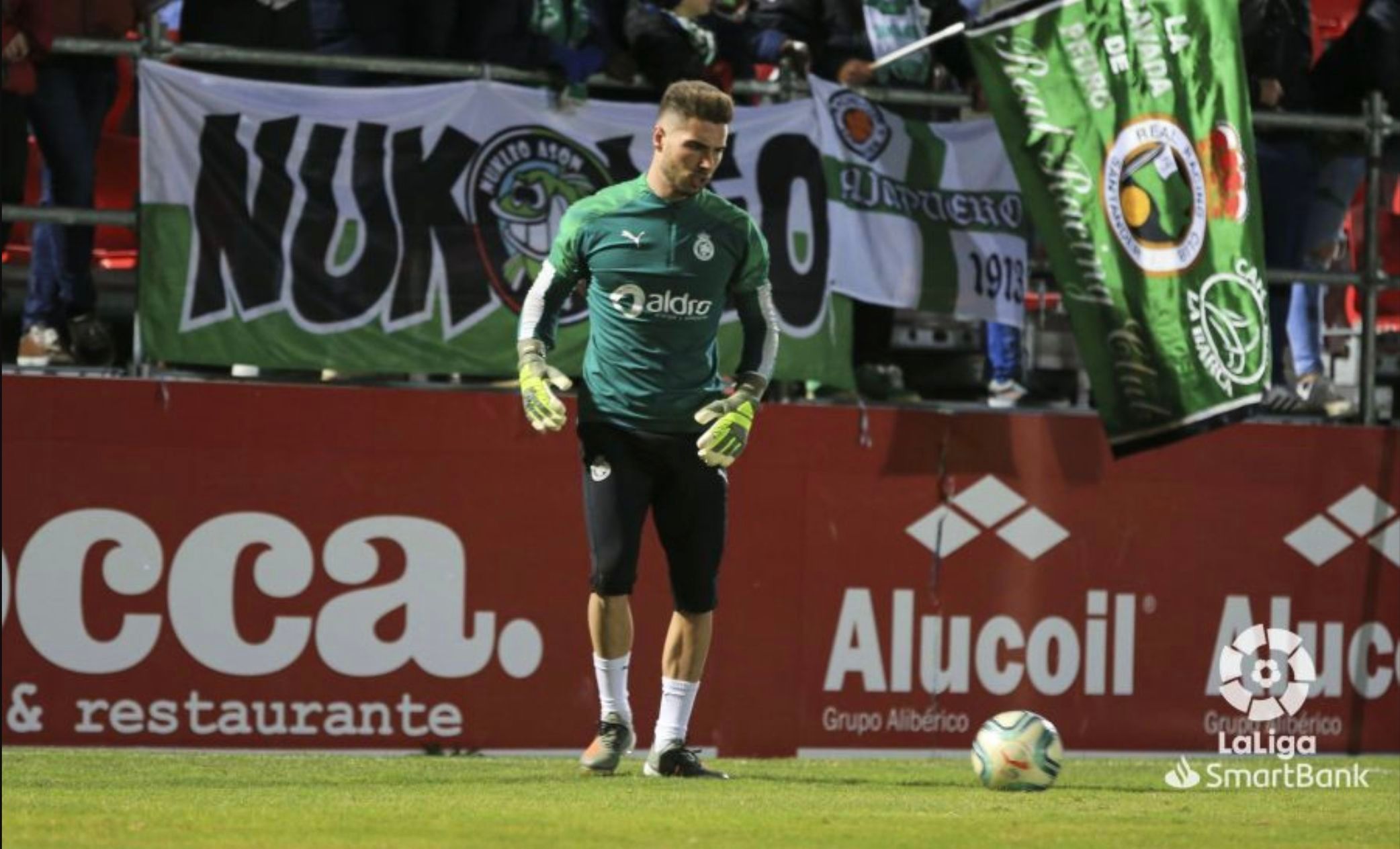 Luca Zidane, durante el calentamiento Mirandés-Racing de Santander.