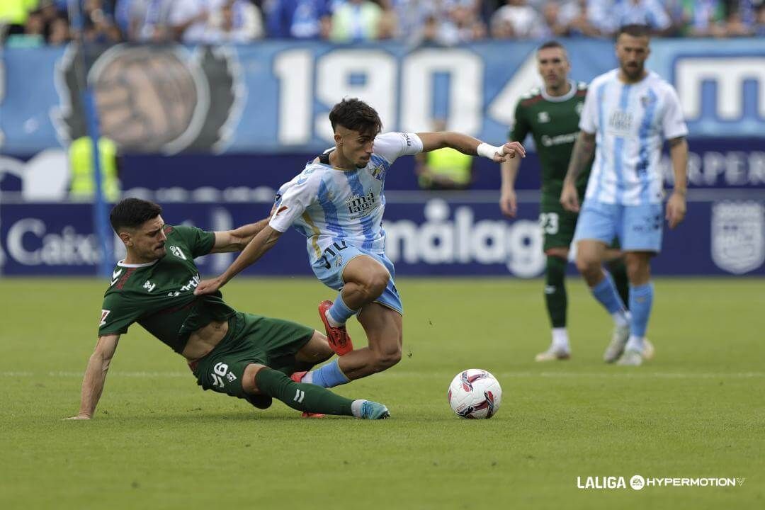  David Larrubia aguanta la entrada de Sergio Álvarez en el Málaga-Eibar.