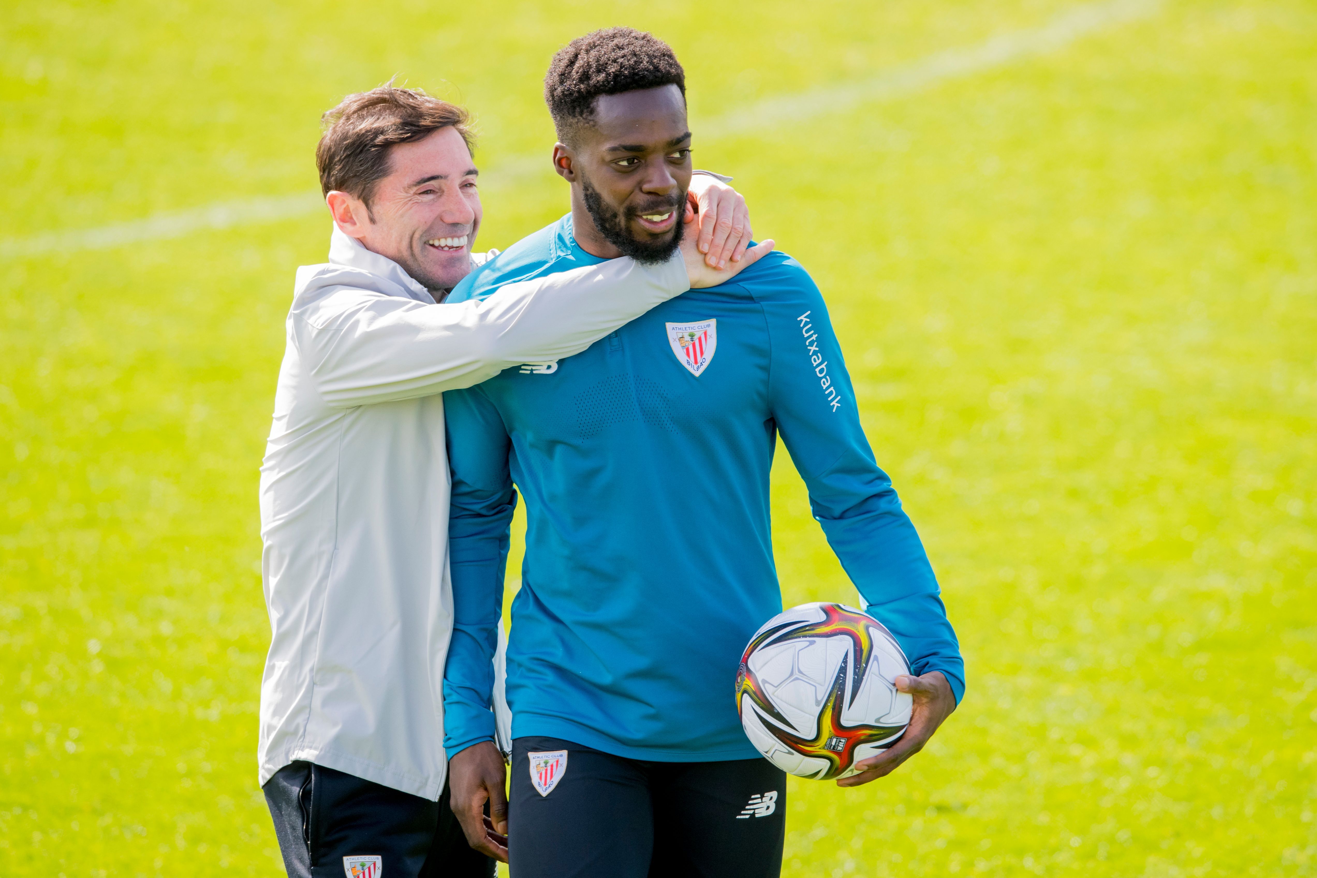  Marcelino García abraza a Iñaki Williams en su etapa como técnico Lezama.