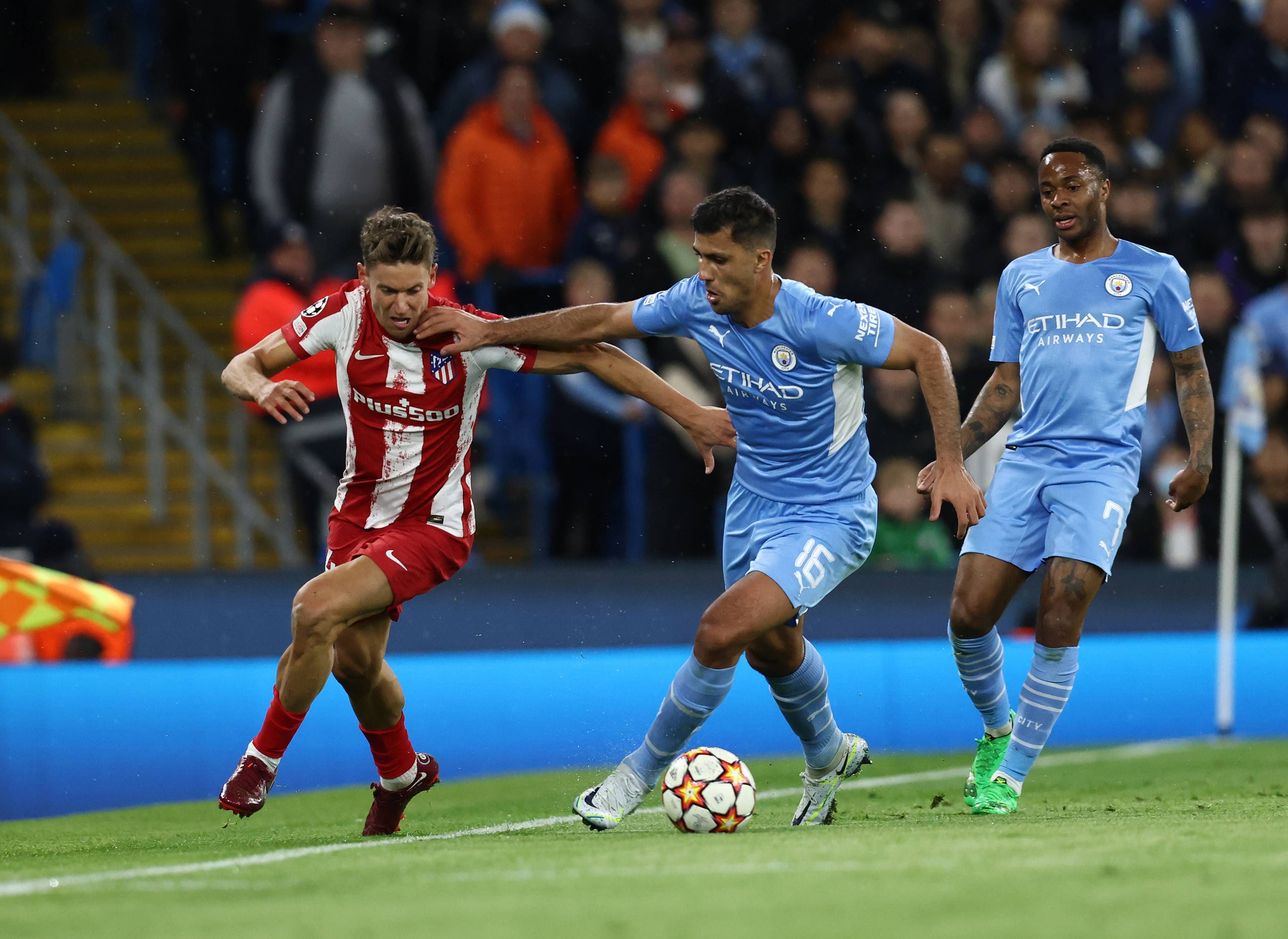  Marcos Llorente trata de irse en carrera de Rodrigo Hernández.