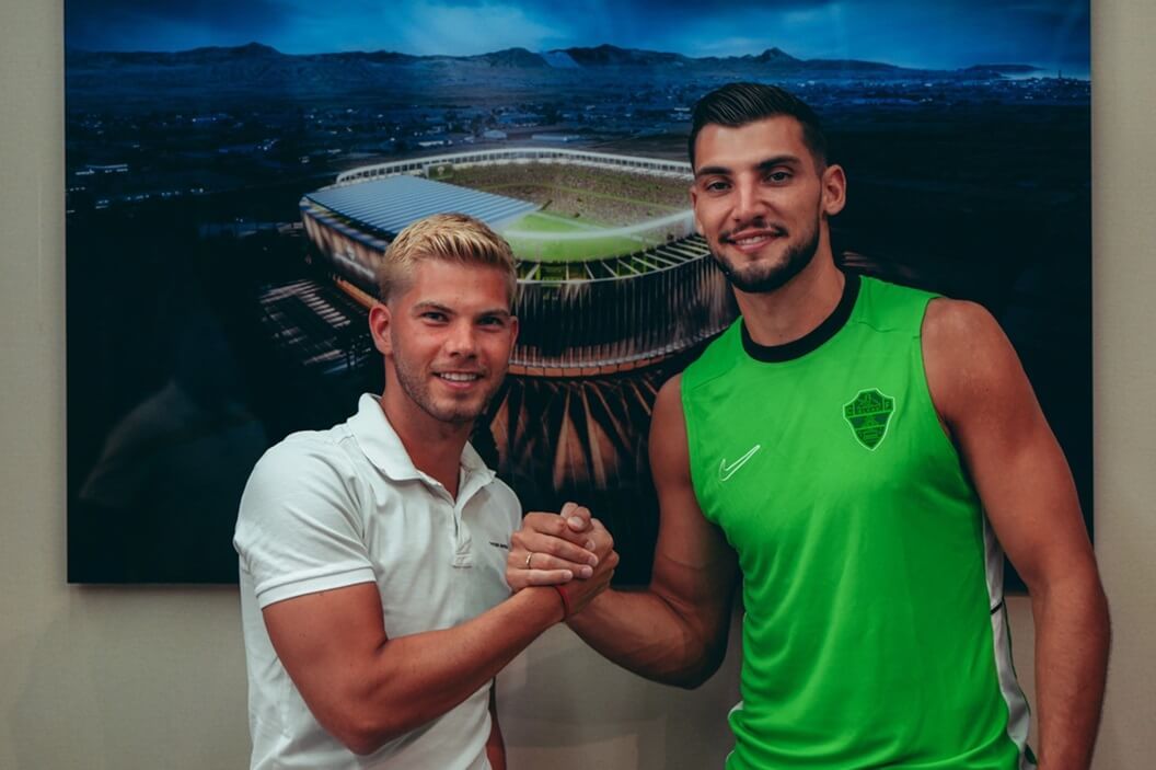  Rafa Mir, a su llegada a Elche.