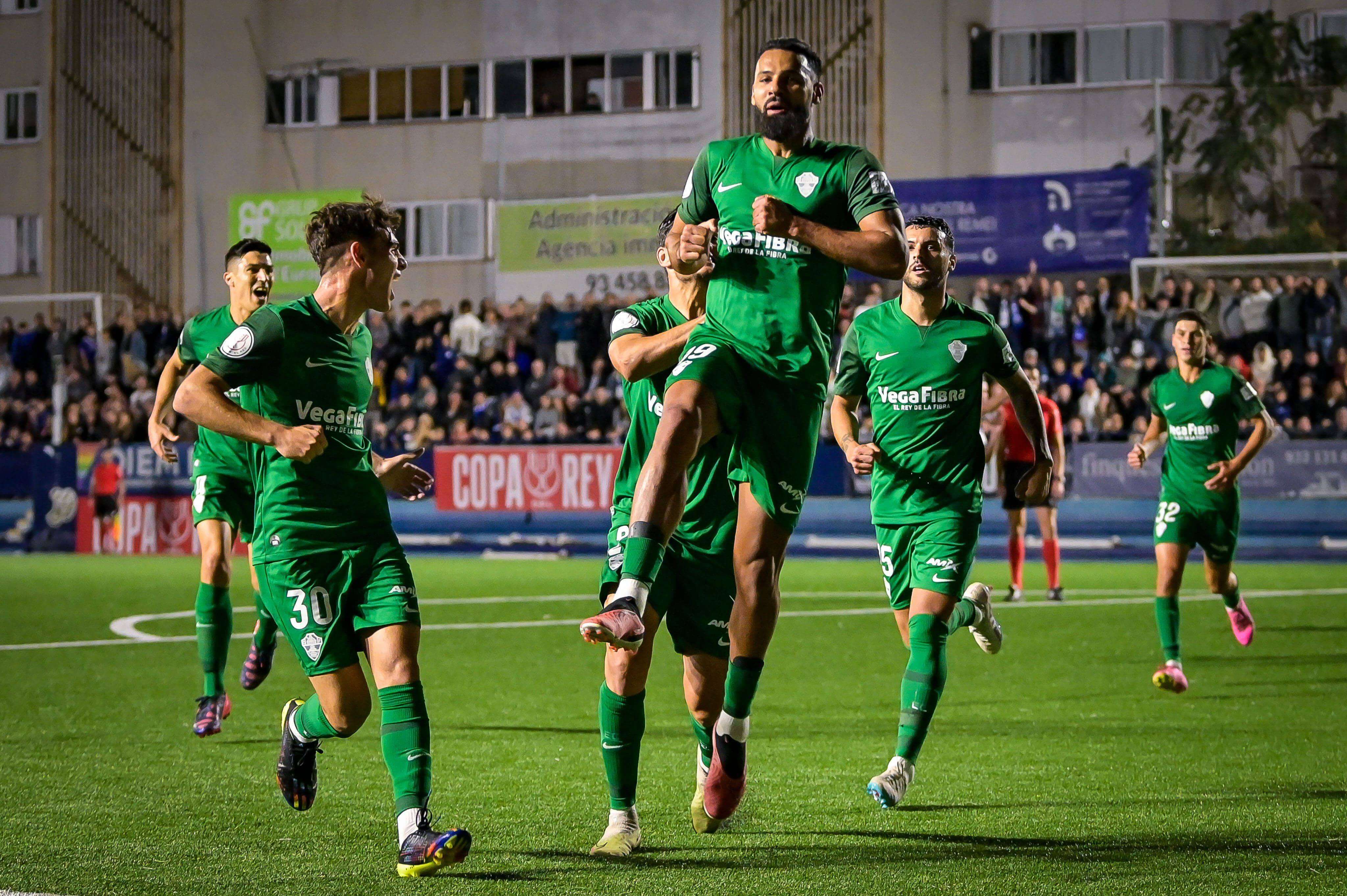  Mourad celebra un gol con el Elche.
