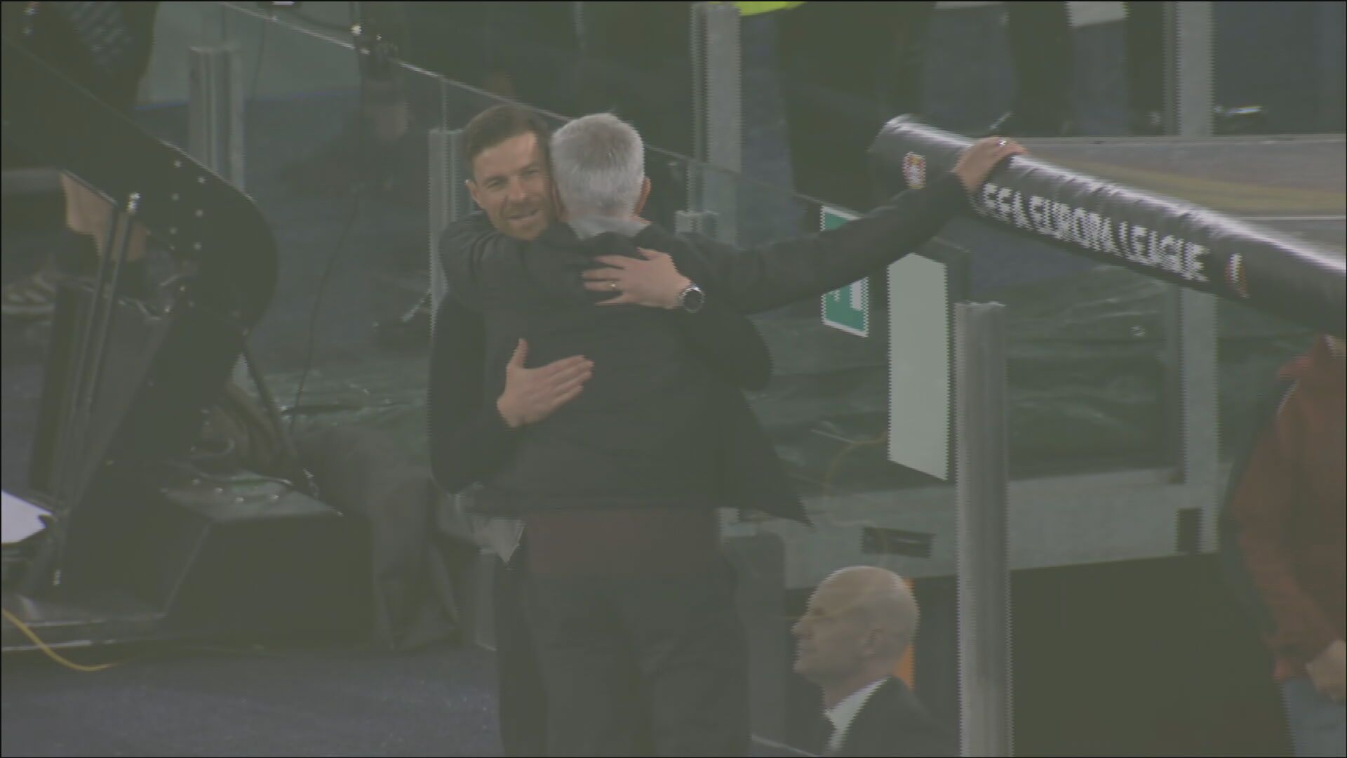  Mourinho besa a Xabi Alonso al verle en el Olímpico de Roma