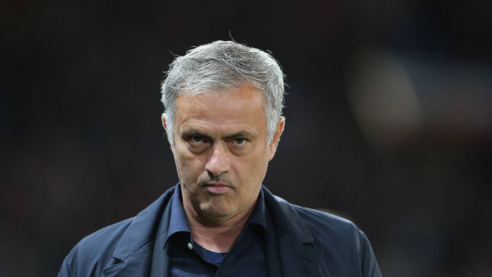  Mourinho, con rostro serio durante un partido.